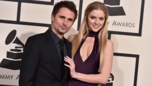 Фронтмен группы Muse Мэттью Беллами подал на развод и потребовал единоличную опеку над детьми Фронтмен группы Muse Мэттью Беллами подал на развод и потребовал единоличную опеку над детьми