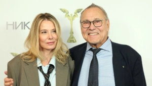 88-летний Андрей Кончаловский впервые за долгое время вышел в свет вместе с Юлией Высоцкой 88-летний Андрей Кончаловский впервые за долгое время вышел в свет вместе с Юлией Высоцкой