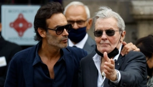 Младший сын Делона оспорит завещание отца в суде