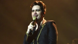 Поклонники спорят о кардинальной смене имиджа солиста Panic! At The Disco Брендона Ури
