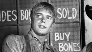 Умер актер Роджер Юинг — звезда сериалов «Дым из ствола» и «Зачарованные» Умер актер Роджер Юинг — звезда сериалов «Дым из ствола» и «Зачарованные»