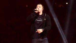 Рэпер Macan устроил драку с фанатом после концерта Tyga в Москве Рэпер Macan устроил драку с фанатом после концерта Tyga в Москве