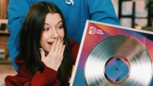 Viki Show получила платиновый диск за завирусившийся в Сети трек «Просто»