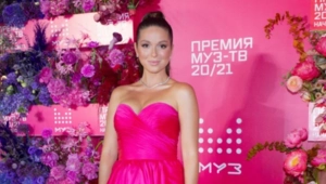 ЭКСКЛЮЗИВ МУЗ-ТВ: Певица Нюша решила снова сесть за парту и рассказала о своей школьной любви
