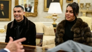 Роналду подарил невесте Джорджине на день рождения золотые часы с бриллиантами Роналду подарил невесте Джорджине на день рождения золотые часы с бриллиантами