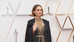 Натали Портман вышла в свет впервые после новостей о беременности