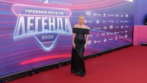Клава Кока и Лера Кудрявцева сошлись в «бою» на красной дорожке МУЗ-ТВ 2025