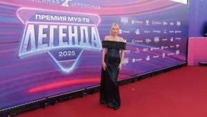 Клава Кока и Лера Кудрявцева сошлись в «бою» на красной дорожке МУЗ-ТВ 2025
