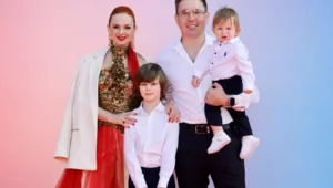 Лена Катина поделилась редкой фотосессией с мужем и двумя сыновьями