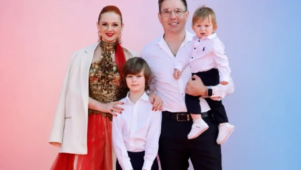 Лена Катина поделилась редкой фотосессией с мужем и двумя сыновьями