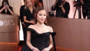 Ариана Гранде представила новый образ на «Золотом Глобусе»