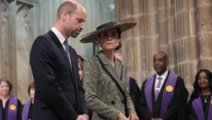 Кейт Миддлтон вышла в свет в широкополой шляпе и клетчатом сером пальто Кейт Миддлтон вышла в свет в широкополой шляпе и клетчатом сером пальто