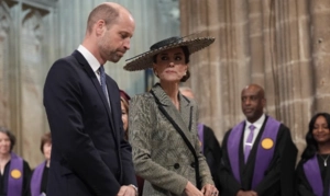 Кейт Миддлтон вышла в свет в широкополой шляпе и клетчатом сером пальто