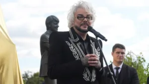 Филипп Киркоров произнес трогательную речь на открытии родового мемориала на Троекуровском кладбище Филипп Киркоров произнес трогательную речь на открытии родового мемориала на Троекуровском кладбище