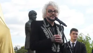 Филипп Киркоров выступил с трогательной речью на открытии родового мемориала на Троекуровском кладбище