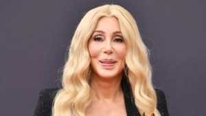 Сын Шер женился на девушке, поразительно похожей на его знаменитую мать Сын Шер женился на девушке, поразительно похожей на его знаменитую мать