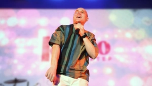 VAVAN подарил женщинам в Москве букеты ромашек