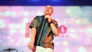 VAVAN подарил женщинам в Москве букеты ромашек