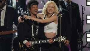 Бруно Марс и Розэ появились вместе на вечеринке в Голливуде: слухи о романе не утихают Бруно Марс и Розэ появились вместе на вечеринке в Голливуде: слухи о романе не утихают