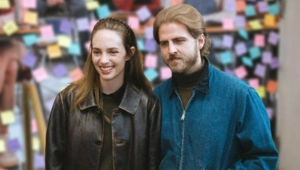 Звезда «Очень странных дел» Майя Хоук сыграла свадьбу с музыкантом в День всех влюбленных