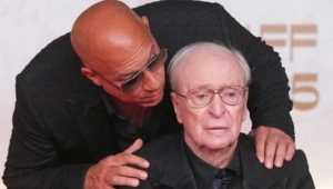 92-летний Майкл Кейн в инвалидном кресле получил награду за выдающийся вклад в кинематограф 92-летний Майкл Кейн в инвалидном кресле получил награду за выдающийся вклад в кинематограф