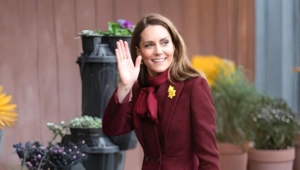 Кейт Миддлтон вышла в свет в любимом бордовом пальто