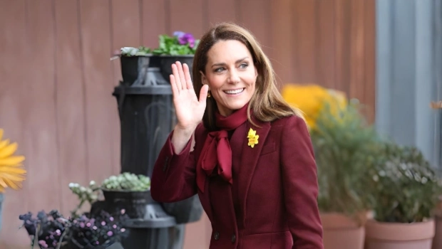 Кейт Миддлтон вышла в свет в любимом бордовом пальто