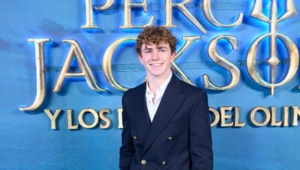 Звезда «Перси Джексона» Уокер Скобелл отказался от выпускного из-за фанатской агрессии Звезда «Перси Джексона» Уокер Скобелл отказался от выпускного из-за фанатской агрессии