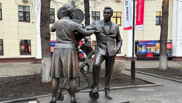 В Москве открыли памятник в честь создателей сериала «Семнадцать мгновений весны» В Москве открыли памятник в честь создателей сериала «Семнадцать мгновений весны»