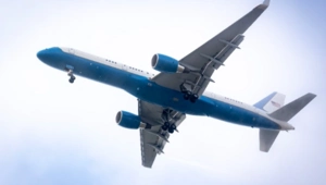 Посадивший самолет в поле пилот теперь работает курьером и получил иск на 119 млн