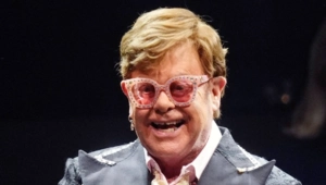 Элтон Джон ослеп на один глаз Элтон Джон ослеп на один глаз