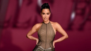 Ким Кардашьян вышла в свет в необычном образе из булавок