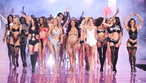 Ангелов по осени считают — как прошел модный показ Victoria’s Secret