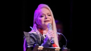 Верховный суд открыто рассматривает дело о квартире Долиной: Лурье требует выселить артистку Верховный суд открыто рассматривает дело о квартире Долиной: Лурье требует выселить артистку