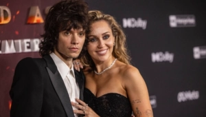 Ювелир оценил стоимость помолвочного кольца Майли Сайрус Ювелир оценил стоимость помолвочного кольца Майли Сайрус