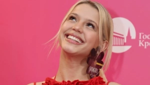 Юлия Гаврилина выполнила обещание и станцевала на школьном выпускном с поклонником