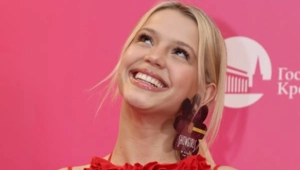 Юлия Гаврилина выполнила обещание и станцевала на школьном выпускном с поклонником