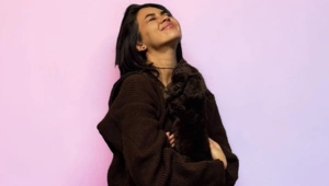 Солистка группы SEREBRO Айя взяла собаку из приюта