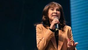 Концертный директор Хлебниковой прокомментировал новости о проблемах со здоровьем певицы