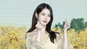IU отпраздновала 17 лет на сцене крупным пожертвованием