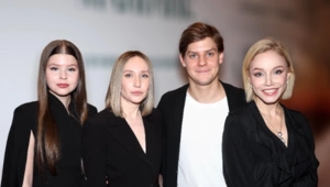 60-летнюю Марину Зудину сравнили с девушкой ее сына: «Выглядят как ровесницы» 60-летнюю Марину Зудину сравнили с девушкой ее сына: «Выглядят как ровесницы»