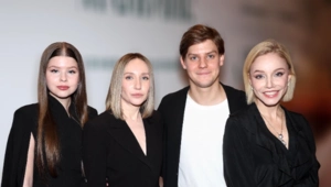 60-летнюю Марину Зудину сравнили с девушкой ее сына: «Выглядят как ровесницы»