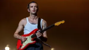 Фронтмен группы The 1975 и бывший возлюбленный Тейлор Свифт Мэттью Хили женился