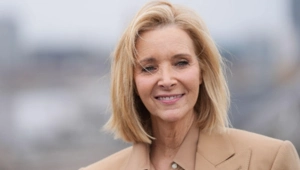 Лиза Кудроу рассказала, что в «Друзьях» ее воспринимали как «лишнюю» актрису