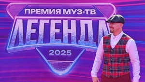 Серёга прибыл на премию МУЗ-ТВ 2025 на мотоцикле