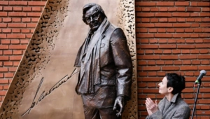 Памятник Юрию Любимову открыли у Театра на Таганке в Москве Памятник Юрию Любимову открыли у Театра на Таганке в Москве