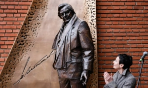 Памятник Юрию Любимову открыли у Театра на Таганке в Москве