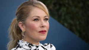 Звезду «Друзей» Кристину Эпплгейт госпитализировали на фоне борьбы с рассеянным склерозом