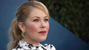 Звезду «Друзей» Кристину Эпплгейт госпитализировали на фоне борьбы с рассеянным склерозом