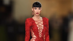 Меган Фокс вышла в свет в откровенном образе с «кровавыми» нитями Меган Фокс вышла в свет в откровенном образе с «кровавыми» нитями